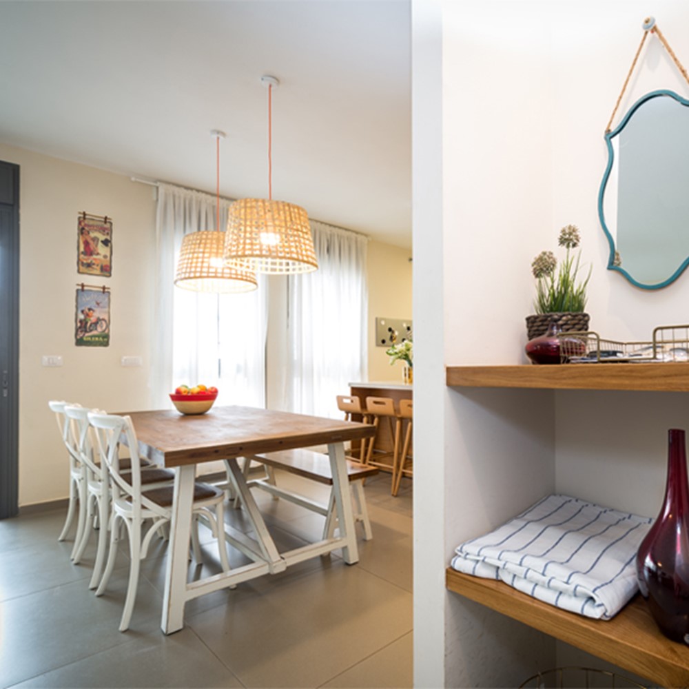 כניסה לדירה - נישה קטנה בקיר יוצרת "מיני מבואה" המקבלת את פנינו בכניסה לדירה. צילום לב צימבלר