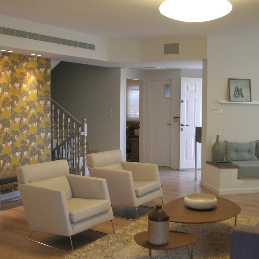 עיצוב פנים לבית בהוד השרון- החלל הציבורי חולק לסלון אירוח ולפינת משפחה שבה הוצבה הטלוויזיה. הום סטיילינג - אודי ספיר חן.