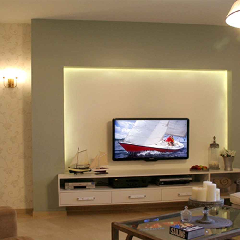 מבט לעבר הקיר המרכזי בחלל- מזנון מרחף ומשחקי אור מוספים לתחושת העומק של האלמנטים